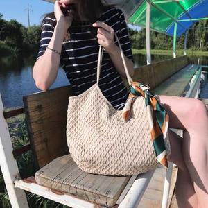 Bolso de playa de tela de malla con asa de paño, forro de algodón y diseño de parte superior ancha y parte inferior estrecha - Product Image 3