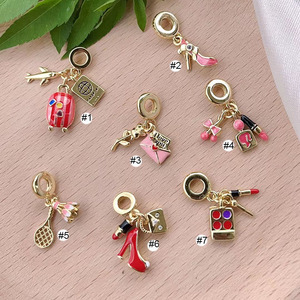 JS1777 Breloques pendantes européennes en émail, motifs valise, passeport, parfum, talon, rouge à lèvres, cosmétique, stylo de maquillage, <span class=keywords><strong>talons</strong></span> hauts, escarpins - Product Image 2