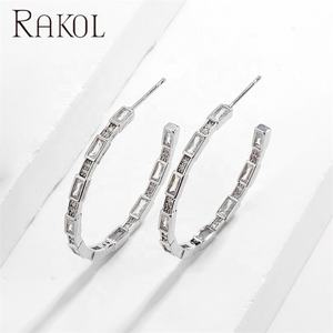 Rakol ต่างหูห่วงชุบทองเซอร์โคเนียสำหรับผู้หญิงดีไซน์เนอร์ลาย CC แฟชั่น EP5569 - Product Image 5