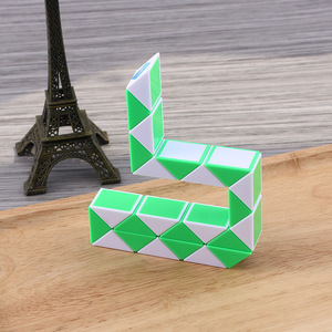 Regla mágica de resorte de 24 segmentos, juguete educativo para niños de 3 a 6 años, color verde, unisex - Product Image 1