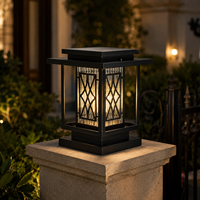 Lampe de poteau extérieure moderne avec double cadre flottant et design en treillis diamanté