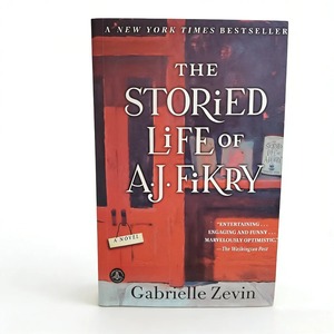 La vie riche en histoires d'A.J. Fikry par Gabrielle Zevin. Livre classique intemporel, chaleureux et réconfortant sur le destin, l'amour et la vie ordinaire - Product Image 6