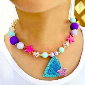 Collier pendentif triangulaire bleu pour filles Perles colorées Bijoux pour filles Collier de perles de princesse de fête - Product Image 1