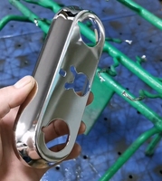 Machine de polissage électrolytique au plasma (PEP) pour le débavurage et le polissage des pièces en acier inoxydable, alliage de titane, pour applications médicales, aérospatiales et de moulage.