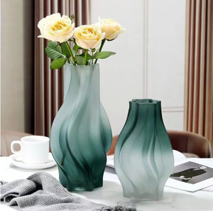 Vasi di vetro trasudano un senso di lusso, con rose di fascia alta e un alto livello di aspetto. Sono decorati come ornamenti floreali - Product Image 2