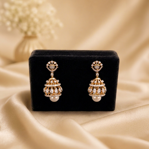 Boucles d'oreilles pendantes fines couleur or avec perles et strass, bijoux d'oreille tendance pour fêtes et mariages - Product Image 1