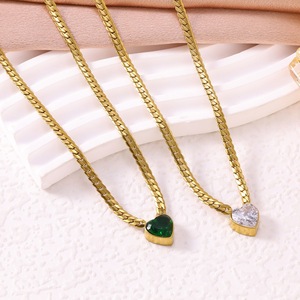 จี้รูปหัวใจประดับพลอยสีเขียว สร้อยคอชุบทอง 18K แบบโซ่ลายงู สไตล์คลาสสิก เหมาะสำหรับทุกเพศ ใส่ได้ทุกวัน - Product Image 5