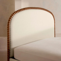 Lit en tissu blanc classique américain, taille Queen, avec tête de lit à bord arrondi et base à jupe, ensemble de meubles de chambre à coucher pour la maison