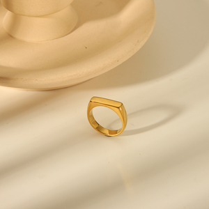 <span class=keywords><strong>Bague</strong></span> signet carrée large et <span class=keywords><strong>plate</strong></span> H&C Dainty en acier inoxydable plaqué or PVD 18 carats pour homme, idéale pour mariage, fiançailles et fêtes - Product Image 3