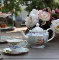 Vaisselle en porcelaine classique à motifs floraux en nouvelle porcelaine osseuse, motif de jardin en bois de rose en glaçure, forme festonnée pour un usage quotidien à la maison