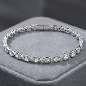 Pulsera de Diamantes con Forma de Lágrima |   Joyería Fina de Oro Blanco de 14K con Corte de Pera, Pieza Etérea para Novias - Product Image 2
