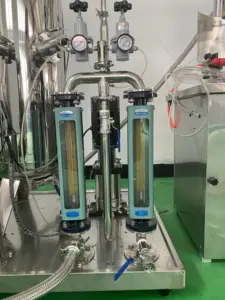 Küçük otomatik tek karıştırma tankı karbonatör içecek suyu meşrubat dolum makinesi Co2 karıştırma makinesi, karbonatlı içecek mikser