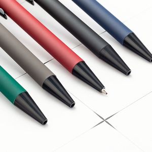 23 bolígrafos promocionales con logotipo grabado a láser personalizado, recién llegados, con punta de 1.0 mm, cuerpo con forma de animal y revestimiento de goma. - Product Image 3