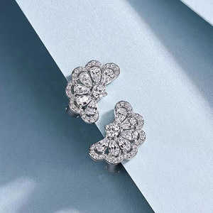 Orecchini a Perno a Forma di Goccia con Petali per Donne, Design Floreale Elegante, Accessori per Orecchie da Indossare Quotidianamente - Product Image 5