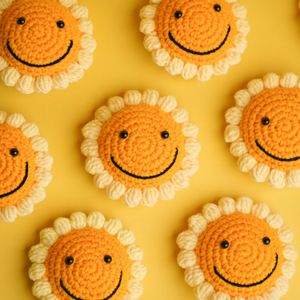 Pendentif tournesol tricoté à la main avec visage souriant, breloque florale en fil pour accessoire vestimentaire, style moderne - Product Image 2