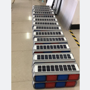 Feux de signalisation solaires à LED, 4 lampes, clignotants double face, cadre en aluminium, IP65, montage sur poteau, utilisation pour la construction routière - Product Image 2