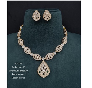 Conjunto de Collar Kundan Chapado en Oro 07249 con Pendientes a Juego para Mujer, Joyería Festiva para Bodas y Fiestas - Product Image 1