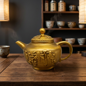Théière traditionnelle chinoise en métal avec couvercle et poignée, design en relief couleur or - Product Image 2
