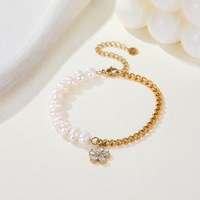 Bracelet pour femme réglable en or plaqué PVD 18 carats fait main avec chaîne mixte, perle d'eau douce naturelle et breloque fleur en cristal, idéal pour un mariage