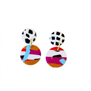 Boucles d'oreilles créoles tendance de qualité supérieure, design élégant avec motifs abstraits, disques en résine fantaisie, plaqué or, bijoux pour femmes, mariage, fête - Product Image 1