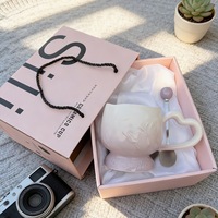 Mug en céramique style princesse avec motif papillon, idéal comme cadeau d'anniversaire pour l'élite et le marché de niche. Tasse aux finitions élégantes