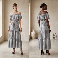Robe de soirée élégante, robe de créateur de mode, tissu métallique luxueux, robe maxi à épaules dénudées pour soirée
