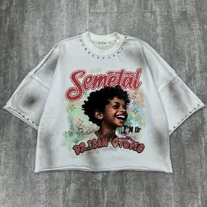 T-shirt da uomo personalizzata, nuova, in French Terry pesante, effetto distressed, oversize, con stampa grafica, taglio cropped, strass e lavaggio acido, modello boxy - Product Image 1