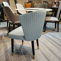 Chaise de salle à manger moderne de luxe JP en velours bleu poussière, dossier incurvé, rembourrée avec pieds à pointes dorées pour hôtel, café, maison