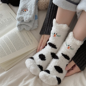 Chaussettes d'intérieur épaisses en polaire corail de style japonais brodées avec un motif de pudding pour femmes, Jingwen OEM, hiver - Product Image 4