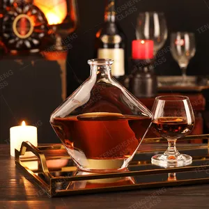 Unica bottiglia di cristallo di vetro, bottiglia di whisky, bottiglia di vino rosso con tappo di cristallo