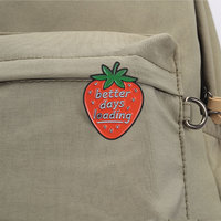 Spilla in smalto con design divertente e ispiratore a fragola, ornamento versatile in lega per decorare borse, giacche e zaini