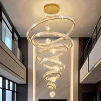 Duplex, salon en enceinte, lustre, cristal, luxe léger, maison auto-construite, escalier, grande villa, hall ouvert