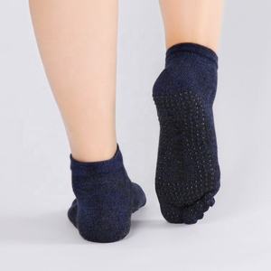Vente en gros Chaussettes collantes à cinq orteils pour la cheville Hommes Femmes Chaussettes de yoga antidérapantes en coton avec poignées - Product Image 3