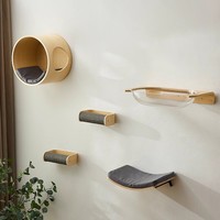 Arbre à chat et lit combinés en bois massif avec panneau courbé sur mesure, poteau à gratter mural peu encombrant