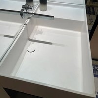Meuble-lavabo mural double sur mesure avec vasque intégrée en acrylique pur, découpe d'angle personnalisée
