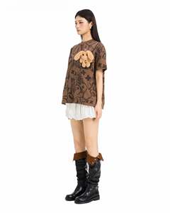 Camiseta Chouchou Rabbit Tee Marrón con Cuello Redondo, Corte Holgado, Impresión en Serigrafía y Detalle <span class=keywords><strong>de</strong></span> Parche <span class=keywords><strong>de</strong></span> <span class=keywords><strong>Conejo</strong></span> <span class=keywords><strong>de</strong></span> Peluche Suave y Esponjoso - Product Image 6