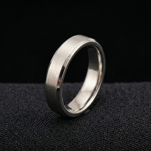 Bague en platine de luxe avec diamants pour femme, bijoux de fiançailles modernes et minimalistes au style intemporel et à l'éclat brillant - Product Image 3