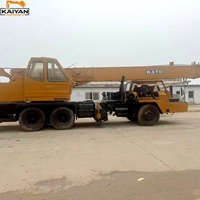 Grue sur camion KATO NK-250E d'occasion, d'origine japonaise, flèche principale de 31 m, équipement de levage hydraulique pour travaux de construction et levage de charges lourdes.