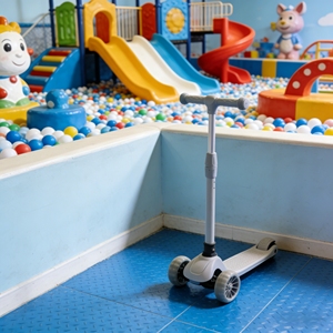 Cool and Stylish Modern Foldable Kids Scooter with <b>Three</b> Flash Wheels Alloy Frame Outdoor Child Toy - Product Image 3
