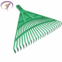 Râteau de jardin vert en plastique à dents éventailées avec manche en bois pour l'élimination des feuilles, l'entretien des pelouses et les travaux de paysagisme commercial saisonniers