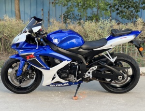 ซูซูกิ GSX750 ซูเปอร์สปอร์ต รถจักรยานยนต์สมรรถนะสูง 750 ซีซี ระบายความร้อนด้วยน้ำ ความเร็วสูงสุด >280 กม./ชม. เหมาะสำหรับผู้ขับขี่ที่มีประสบการณ์ - Product Image 6