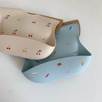 CHINFAI Bavoirs en silicone avec impression de logo personnalisé pour bébés Fermeture à bouton souple et facilement réglable Modèles d'impression étanches sans BPA