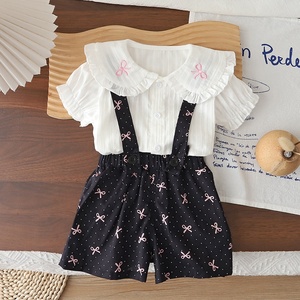 Ensemble deux pièces pour filles : Haut à col volanté brodé avec nœud mignon et short à bretelles imprimé pois avec nœud - Product Image 1