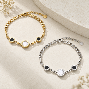 Bracelet en acier inoxydable avec chiffres romains et stations en nacre noire et blanche plaqué or 14 carats - Product Image 1
