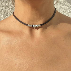 Collar con Colgante de Estrella Geométrica Tejida para Mujer UIONEN 1358, Cadena de Eslabones con Cuentas de Aleación Moderna, Color Dorado, Hecho de Latón - Product Image 1