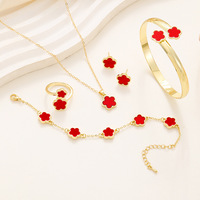 Set Perhiasan 5 Buah Gelang Bunga Lima Daun Keberuntungan Wanita, Liontin Akrilik Berlapis Emas, Kalung, Cincin, Anting