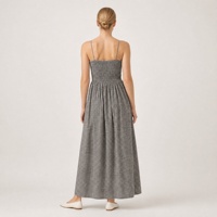 Robe longue femme noire et blanche à bretelles fines, corsage smocké, poches, collection été, partenaire OEM