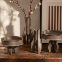 Collection de vases et plateaux décoratifs en céramique moderne avec base sculpturale géométrique pour la décoration intérieure