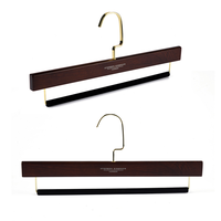 Cintres en bois massif de luxe couleur noyer JASON pour pantalons, avec barre antidérapante en velours