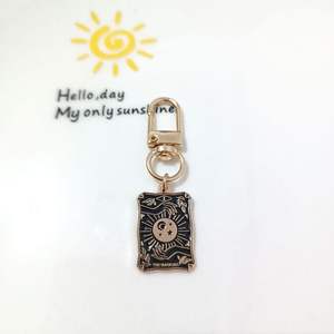 Legering Karabijnhaak Sleutelhanger Veel Geluk Sleutelhanger Metalen Zon <span class=keywords><strong>Tarot</strong></span> Kaart Bordspel Cadeau Voor Schooltas Opknoping Sleutelhanger - Product Image 5